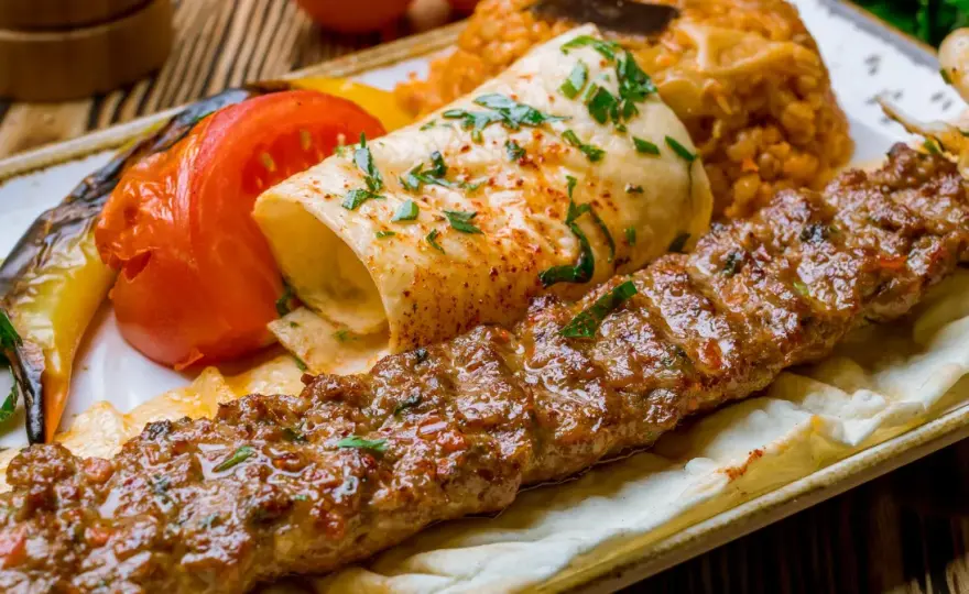 Ile kalorii ma kebab w cieście? Zaskakujące różnice w kaloryczności