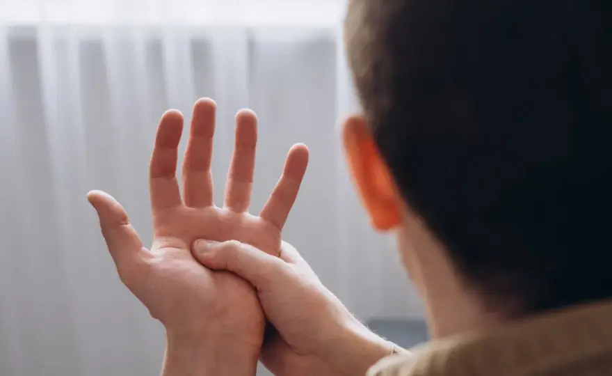 Drętwienie rąk - kiedy to sygnał alarmowy? Sprawdź!