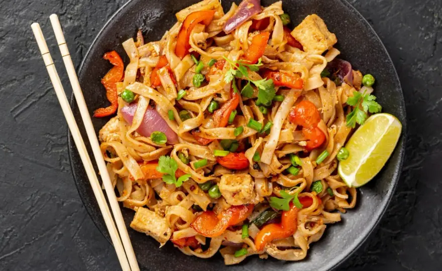 Pad Thai jak jeść? Odkryj sekrety smaku i tajskiej etykiety!