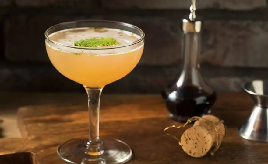 Old Cuban - klassisk romcocktail med mynta och bubblor