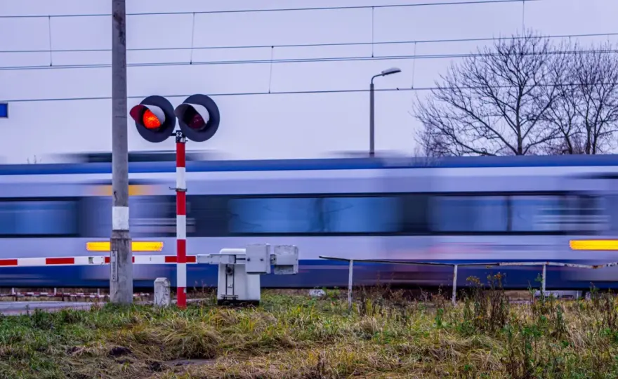 Nowe przepisy o przejazdach kolejowych - Co to zmienia?