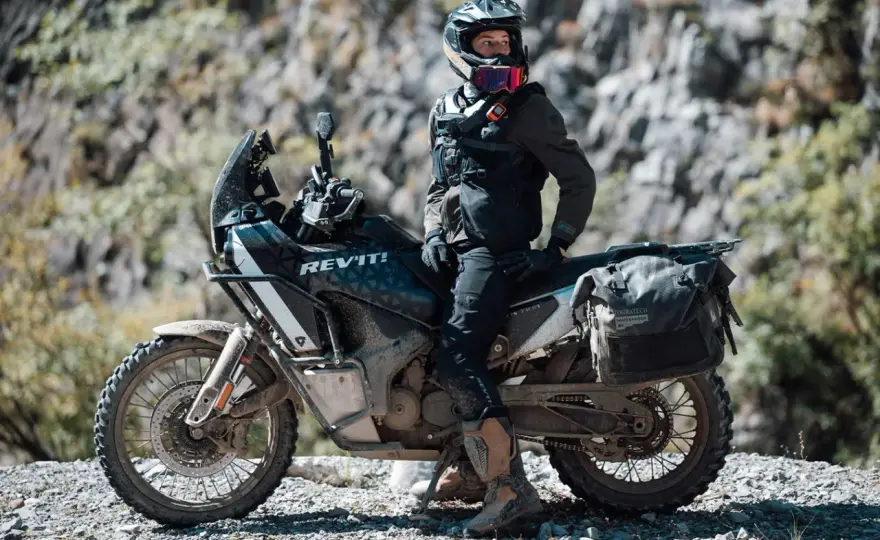 Waterproof vs Gore-Tex en moto - ¿Cuál elegir y por qué?