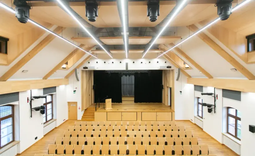 Co to jest aula? Definicja, historia i funkcje.