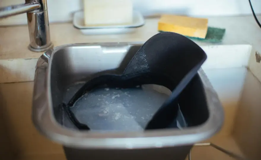 Jak usunąć plamy potu z czapki? Skuteczne domowe sposoby
