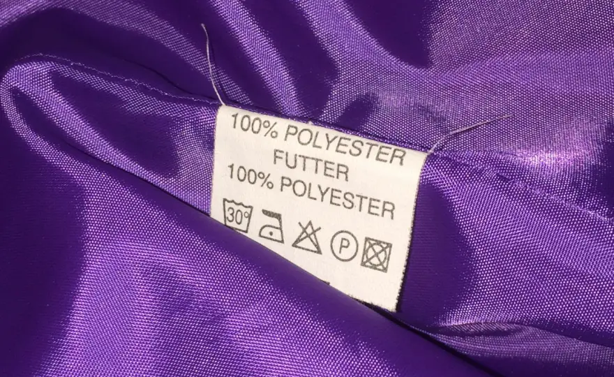 Poliester w ubraniach - kiedy ma sens, a kiedy unikać?