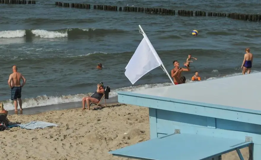 Co oznacza biała flaga nad morzem? Ważne informacje o bezpieczeństwie