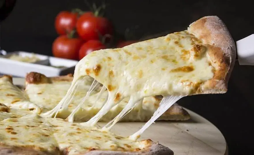Jak odgrzać pizzę na patelni - prosty sposób na chrupiącą pizzę jak z pieca