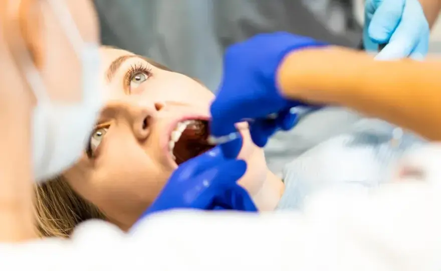 Ból kości po ekstrakcji zęba: Jak długo trwa i kiedy do dentysty?