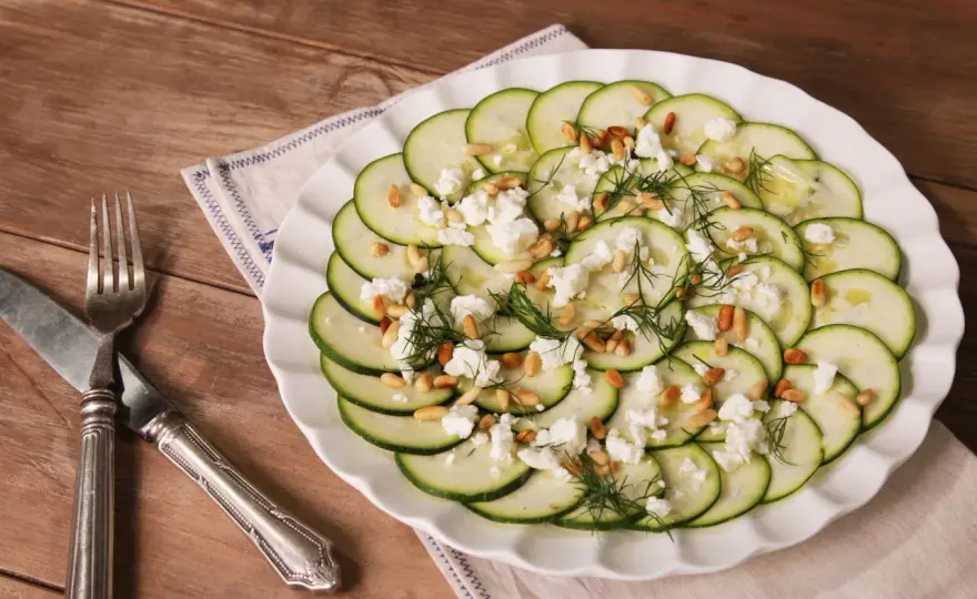 Carpaccio de calabacín con parmesano y piñones, fácil y fresco