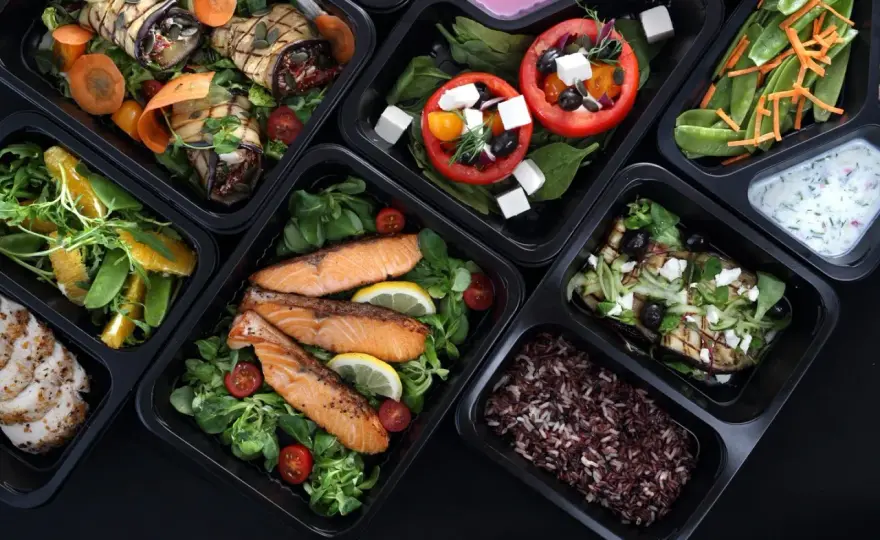 Catering czy katering? Poznaj poprawną pisownię i odmianę