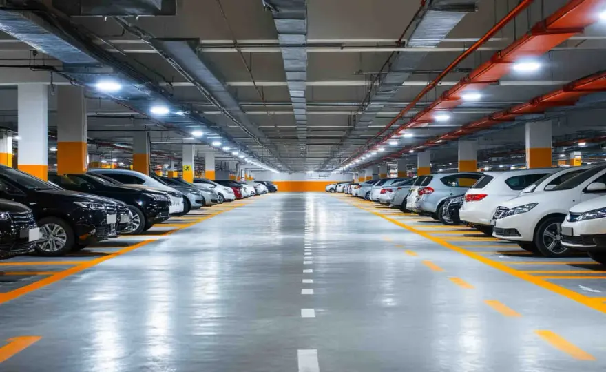 Prawidłowe oświetlenie parkingów - Jak spełnić normy i oszczędzać?