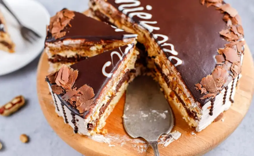 Tort Snickers - jak zrobić stabilny i nieprzesłodzony deser