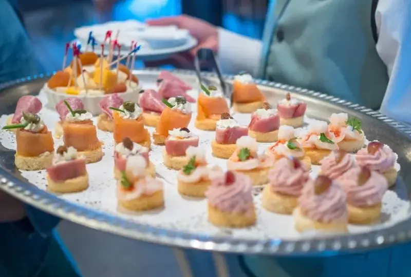 Czy od cateringu można odliczyć VAT? Sprawdź, jak uniknąć błędów