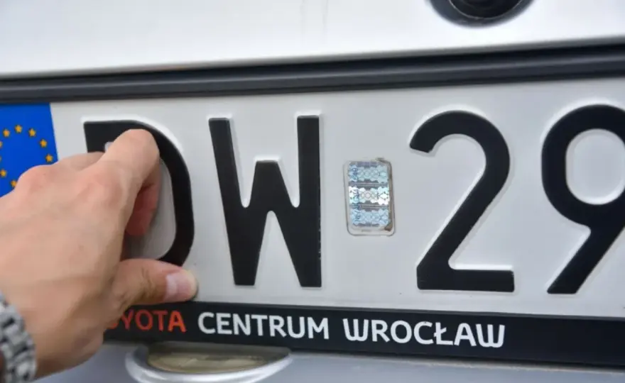TST na tablicy rejestracyjnej - co oznacza ten wyróżnik?