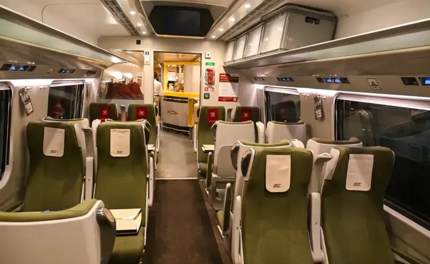 Bilet PKP Intercity bez gwarancji miejsca - kiedy warto go kupić?