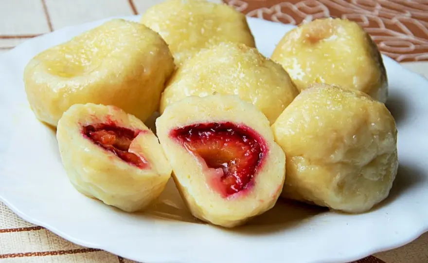 Knedle ze śliwkami - przepis na idealne, lekkie ciasto!