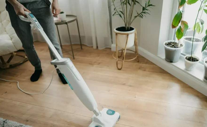 Mop parowy a panele - czy to dobry pomysł? Sprawdź!