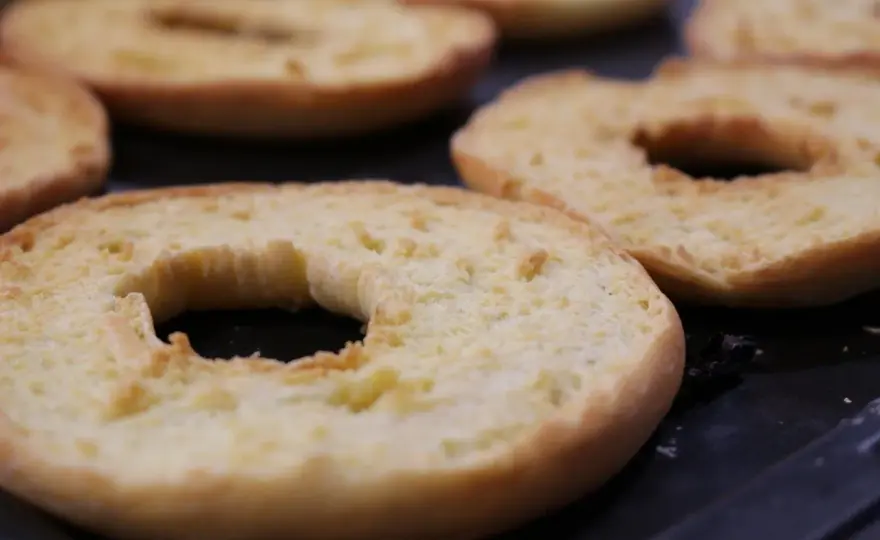Friselle fatte in casa croccanti: ricetta e doppia cottura