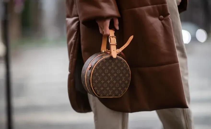 Czy torebki Louis Vuitton są ze skóry? Odkryj prawdę o materiałach
