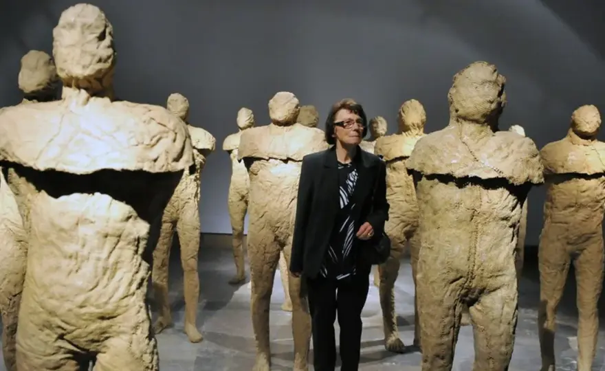 Magdalena Abakanowicz: rzeźby, które zmieniły świat sztuki. Poznaj je!
