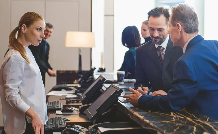 Dowód w hotelu: Czy recepcjonista może go żądać? Prawa gościa