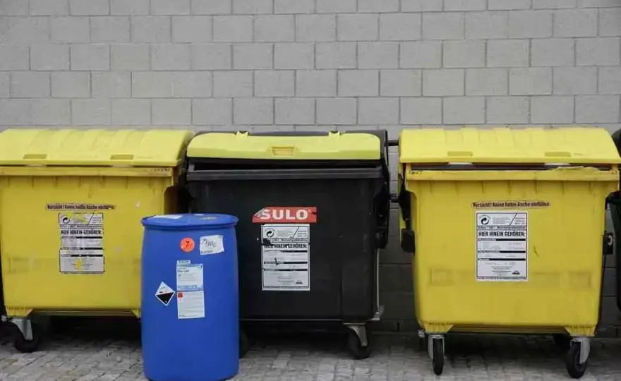 Poznaj zasady doboru liczby pojemników na śmieci na osobę w 2025 roku
