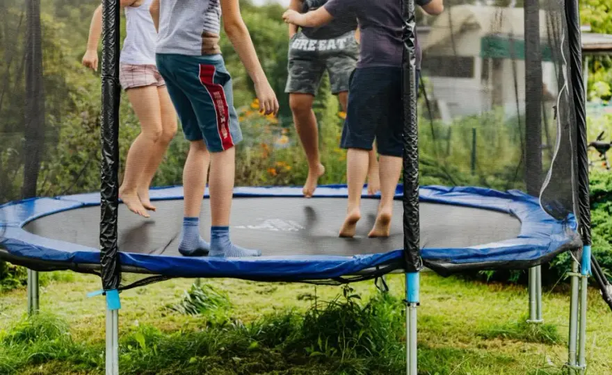 Czy trampolina jest zdrowa dla dziecka? Korzyści i ryzyko dla malucha