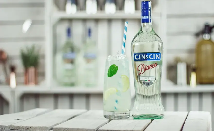 Pomysły na drinki z cin cin, które zachwycą Twoich gości