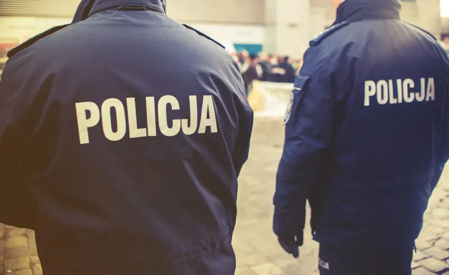 Policja w Twoim mieszkaniu: Kiedy może wejść i jakie masz prawa?