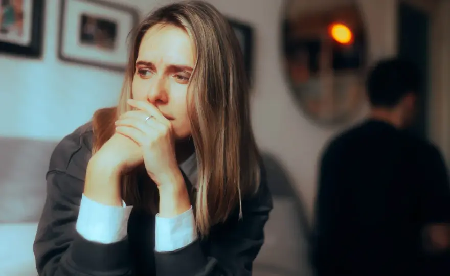 Emocjonalny dystans po kłótni - kiedy pomaga, a kiedy szkodzi