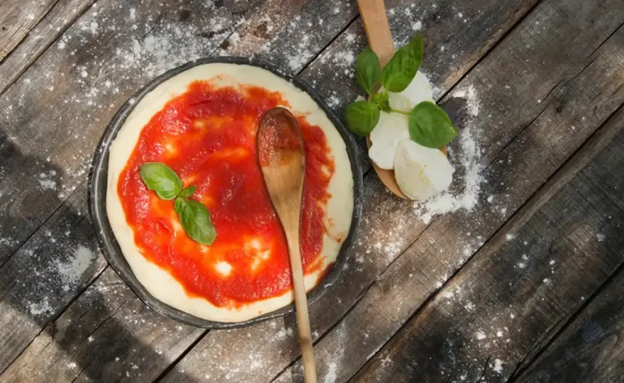 Jak zrobić sos do pizzy z koncentratu - łatwy przepis na pyszny smak
