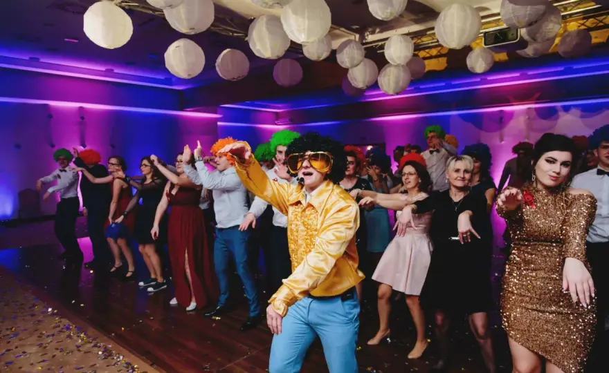 Ile bierze DJ za imprezę? Zaskakujące koszty, które musisz znać