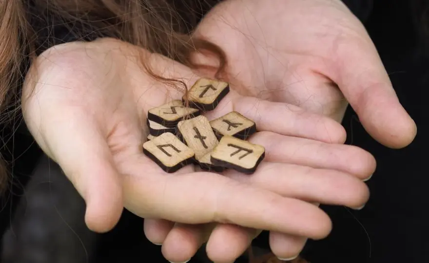 Czy runy są bezpieczne? Prawda o runach i ich użyciu