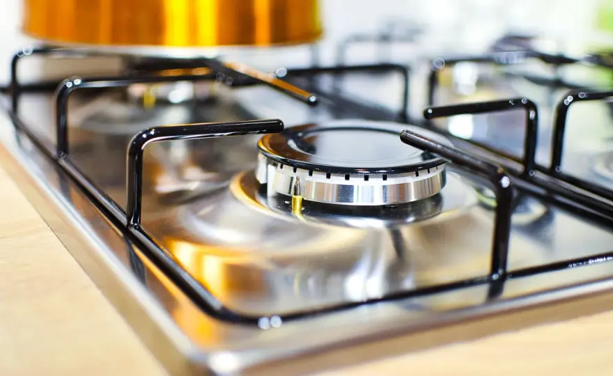 Nettoyer une plaque de cuisson en acier - Le guide complet