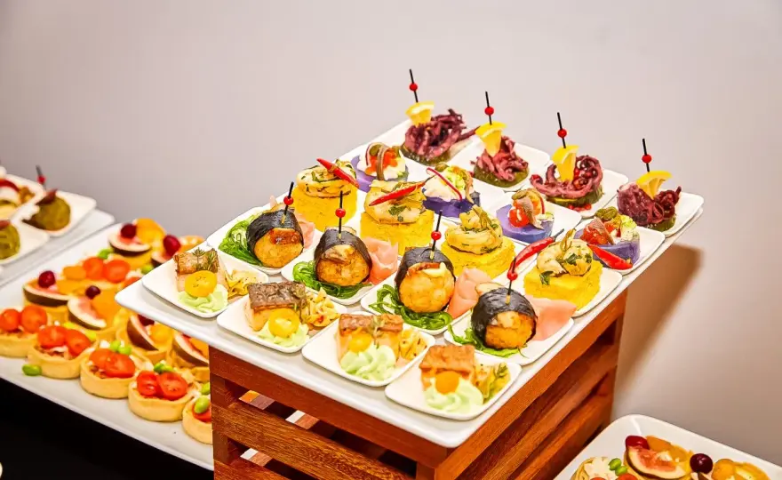 Catering urodzinowy Warszawa: Menu, ceny i porady - znajdź najlepszą ofertę