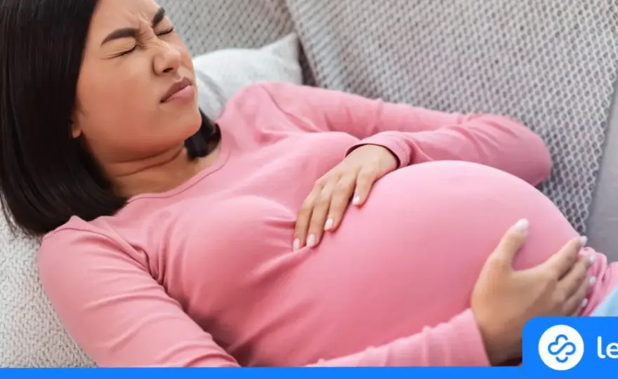Ból brzucha w ciąży jak na okres: Kiedy norma, a kiedy alarm?