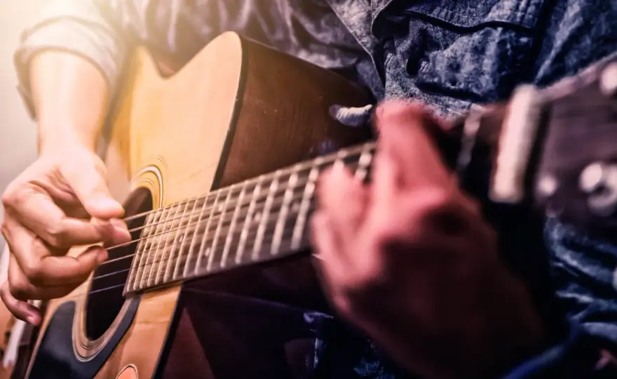 Jak nauczyć się grać na gitarze samemu? Kompletny przewodnik