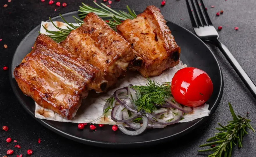 Soczyste żeberka - Jak upiec idealnie miękkie i aromatyczne mięso?