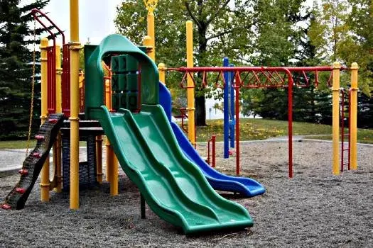 O ile większa jest powierzchnia placu zabaw dla dzieci szkolnych?