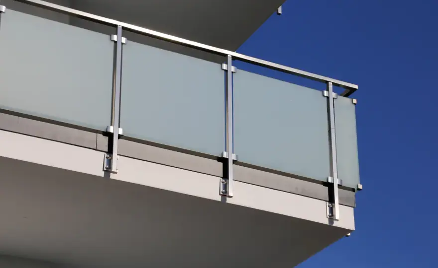 Mocowanie balustrady od czoła - kiedy warto? Poradnik.