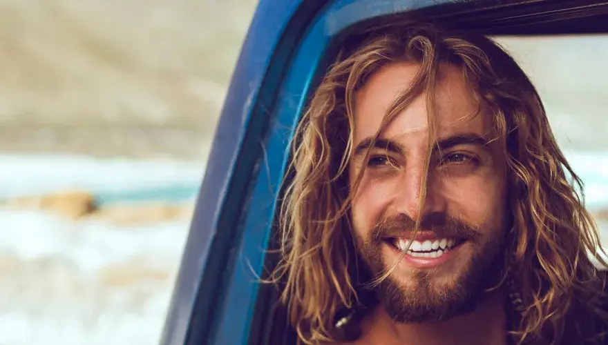 Lange Haare für Männer: Styles, Pflege & Styling-Tipps