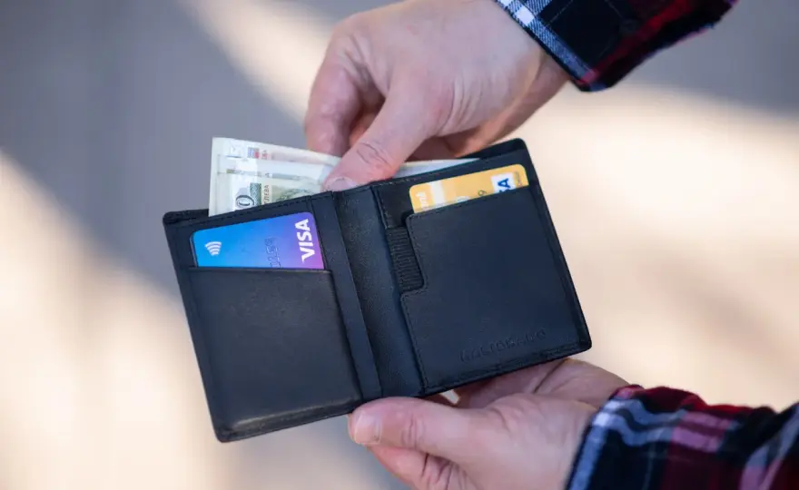 Ile dolarów można przewieźć samolotem? Limit i zasady