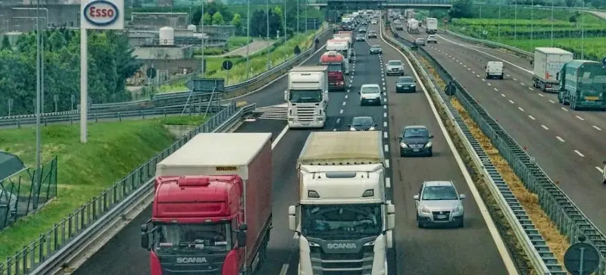 Ile kosztuje ubezpieczenie ciężarówki? Poznaj ukryte koszty i czynniki