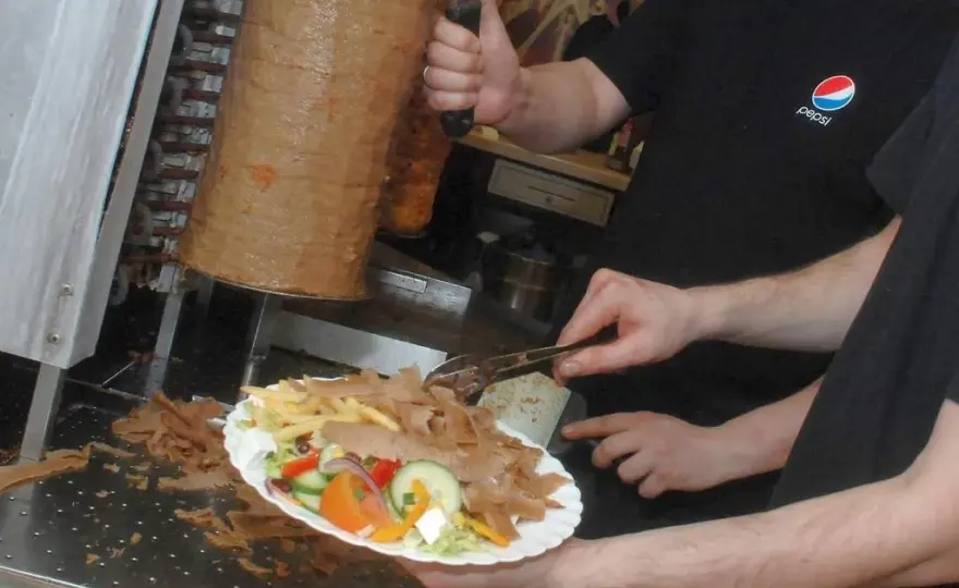 Z czego jest baranina w kebabie? Odkryj prawdę o składzie mięsa