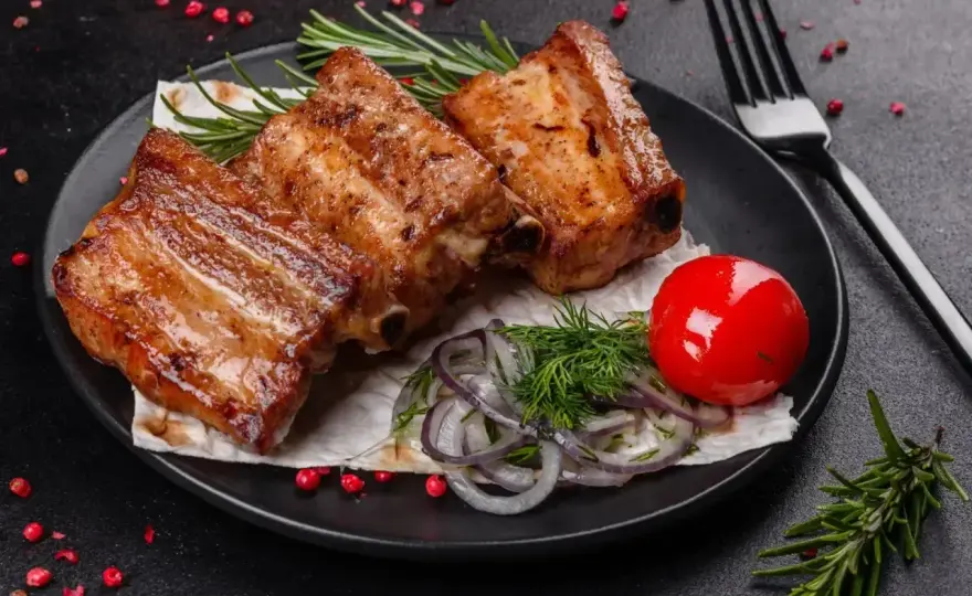 Żeberka z grilla - sekret soczystości i smaku. Sprawdź!