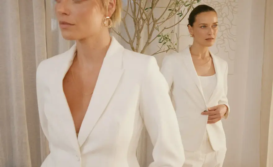 Jaka bluzka do garnituru damskiego? Stwórz look na każdą okazję.