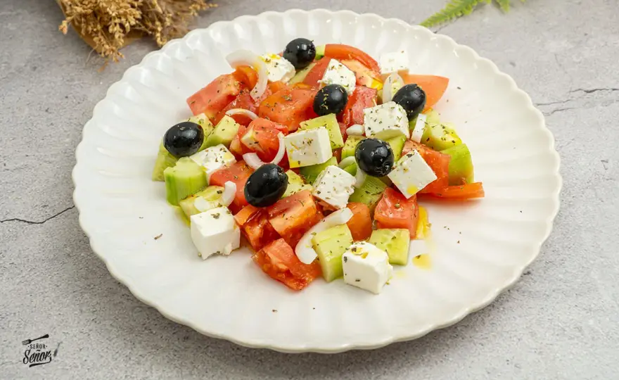 Ensalada griega tradicional - ingredientes y aliño perfecto