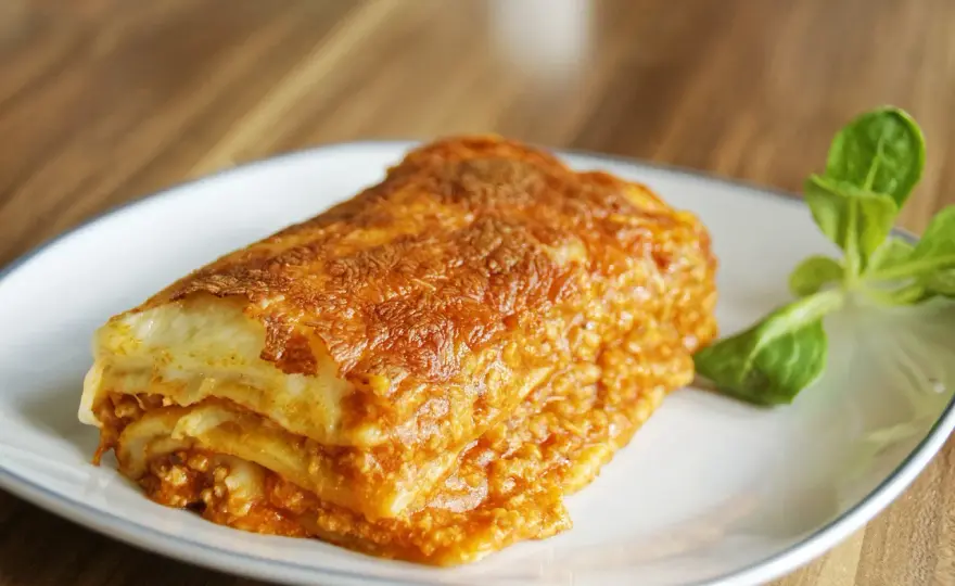 Lasagne z mięsem mielonym i beszamelem - prosty przepis