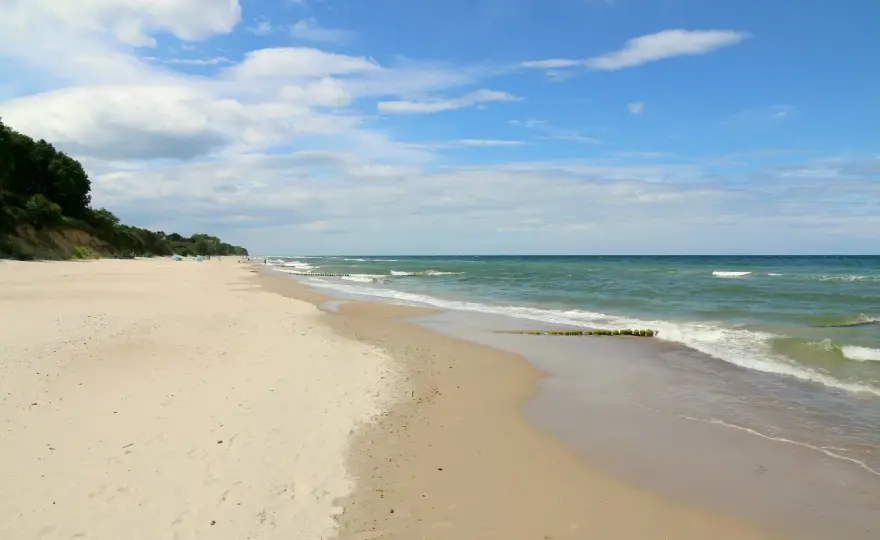 Plaża w Gąskach - Spokój, przestrzeń i Bałtyk bez tłumów