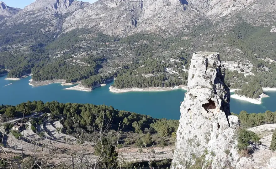 Pantano de Guadalest - ¿Cascada o paisaje? La ruta ideal